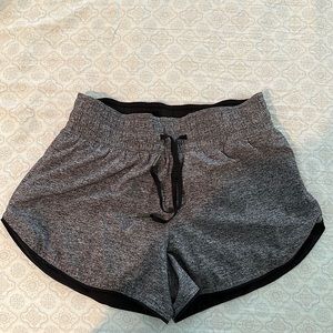 Lululemon 4” tracker shorts size 4 grey and black